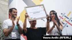 Borki Pavićević su organizatori festivala uručili nagradu zahvalnosti zbog podrške koju im pruža godinama unazad