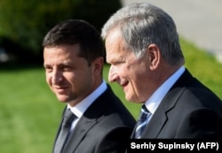 Ukrainian President Volodymyr Zelenskiy (left) and Finnish President Sauli Niinisto in Kyiv in September 2019.