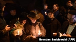 Njerëzit kanë mbajtur qirinj në duar dhe kanë qëndruar pranë sinagogës ku ndodhën të shtënat në Pitsburg të Pensilvanisë.