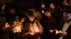 Люди со свечами у входа в синагогу Питтсбурга, где произошла стрельба