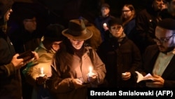 هزاران نفر از شهروندان به یاد قربانیان در خیابان‌ها تجمع کرده و شمع روشن کرده‌اند
