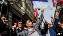 Во время протестной акции у российского консульства в Стамбуле 24 ноября 