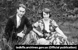 Олена Теліга з чоловіком Михайлом Телігою. Село Желязна Жондова (Польща), літо 1933 року
