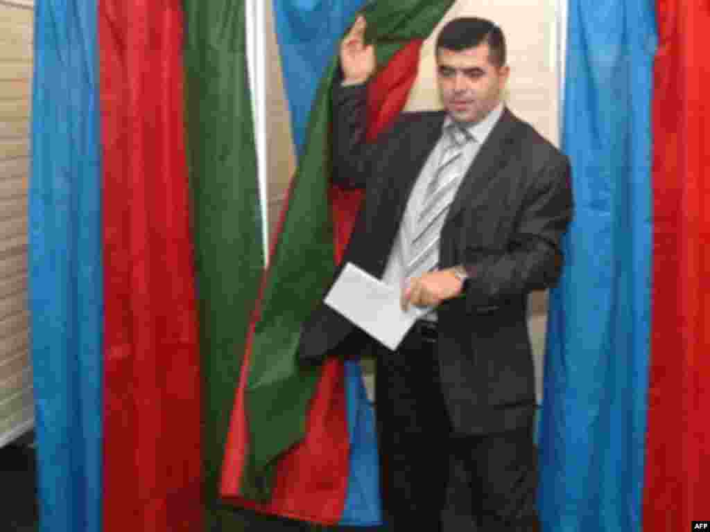 AZERBAIJAN, Baku : An Azeri man leaves a voting booth after casting his ballot in Baku on October 15, 2008. Ex-Soviet Azerbaijan voted in a presidential election with incumbent Ilham Aliyev all but certain to maintain his grip on power