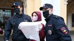Молодая женщина была задержана полицией за пикет в поддержку Ильи Азара. Санкт-Петербург, 28 мая 2020 года