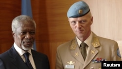 Joint Special Envoy for Syria Kofi Annan (left) poses with Major-General Robert Mood of Norway during a meeting at the United Nations in Geneva in early April.