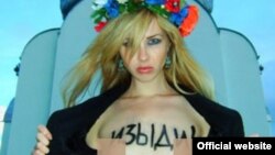 Активистка группы FEMEN Александра Шевченко во время одной из акций