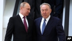 Қазақстан президенті Нұрсұлтан Назарбаев (оң жақта) пен Ресей президенті Владимир Путин Сочиде. 14 мамыр 2018 жыл.