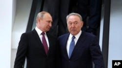 Президенты России и Казахстана - Владимир Путин и Нурсултан Назарбаев. Архивное фото.