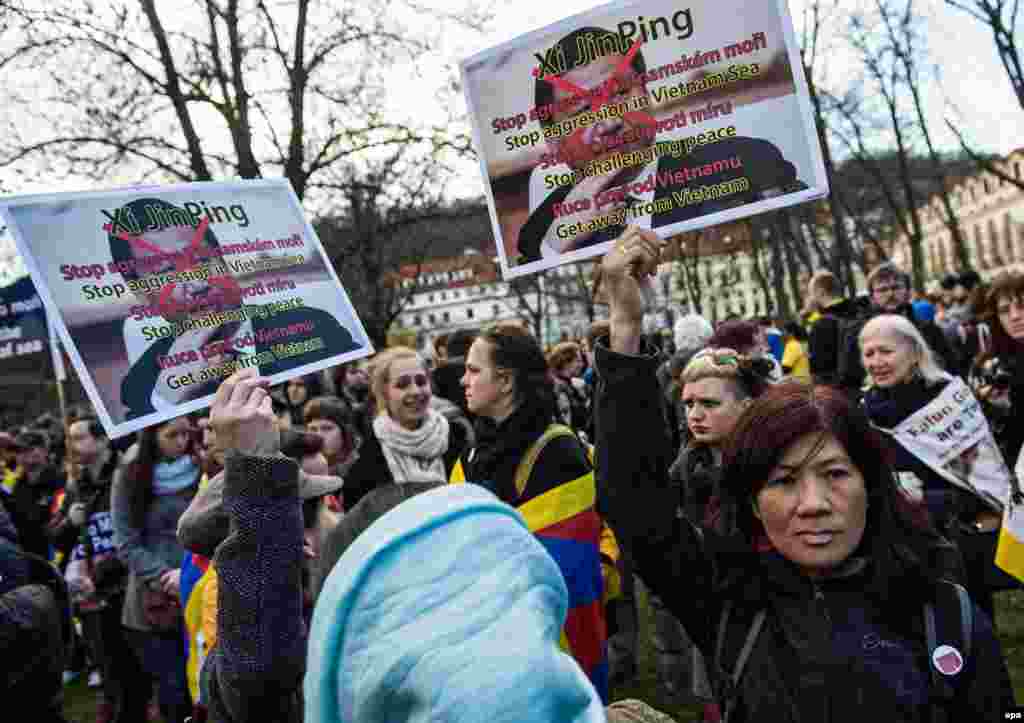 Протестная акция в Праге 29 марта против приезда Си Цзиньпина