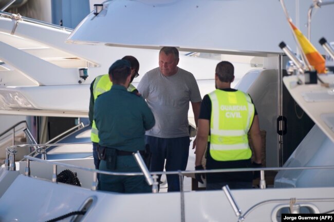 Испанские жандармы проверяют документы одного из россиян, приплывшего в Марбелью из Гибралтара на своей яхте. Апрель 2018 года