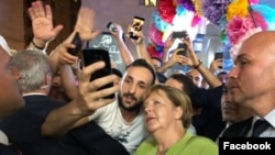 Ангела Меркель фотографируется с жителями столицы