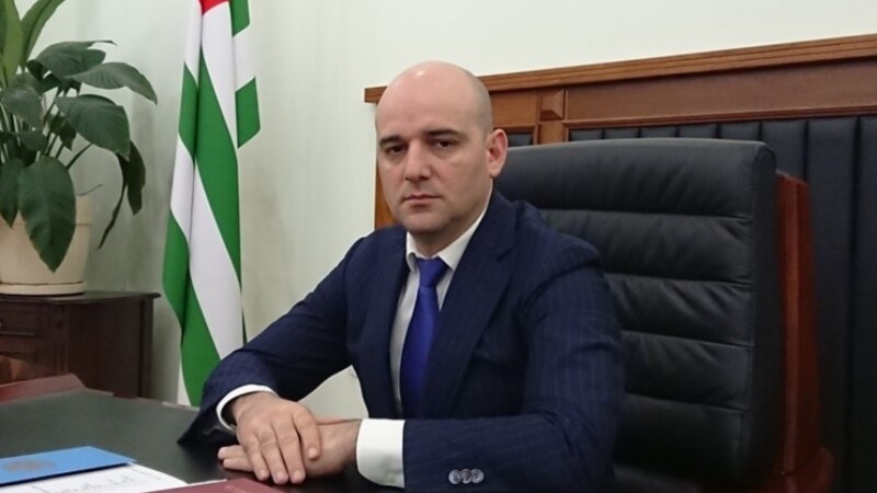 Отставка с поощрением. Абхазская оппозиция возмущена действиями президента