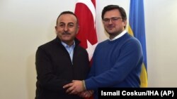 Министр иностранных дел Украины Дмитрий Кулеба (справа) и глава МИД Турции Мевлют Чавушоглу. Львов, 17 марта 2022 года.