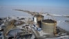 Cтроящиеся резервуары природного газа в порту Сабетта на береговой линии Карского моря на полуострове Ямал