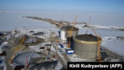 Сховища природного газу, що будувалися в порту Сабетта на півострові Ямал, 16 квітня 2015 року