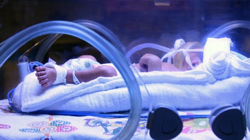 Починаа две родилки позитивни на ковид-19, едното бебе е добро, другото е на респиратор