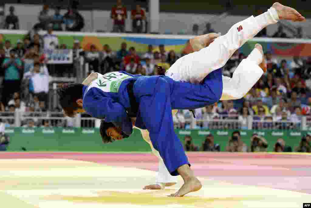 Russia&#39;s Beslan Mudranov (white) competes with Kazakhstan&#39;s Yeldos Smetov during their gold medal tie in the men&#39;s 60-kilogram judo contest, which was won by Mudranov.