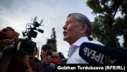 Алмазбек Атамбаев Кой-Таш айылында журналисттерге маалымат берип жаткан учур. 27-июнь, 2019-жыл.