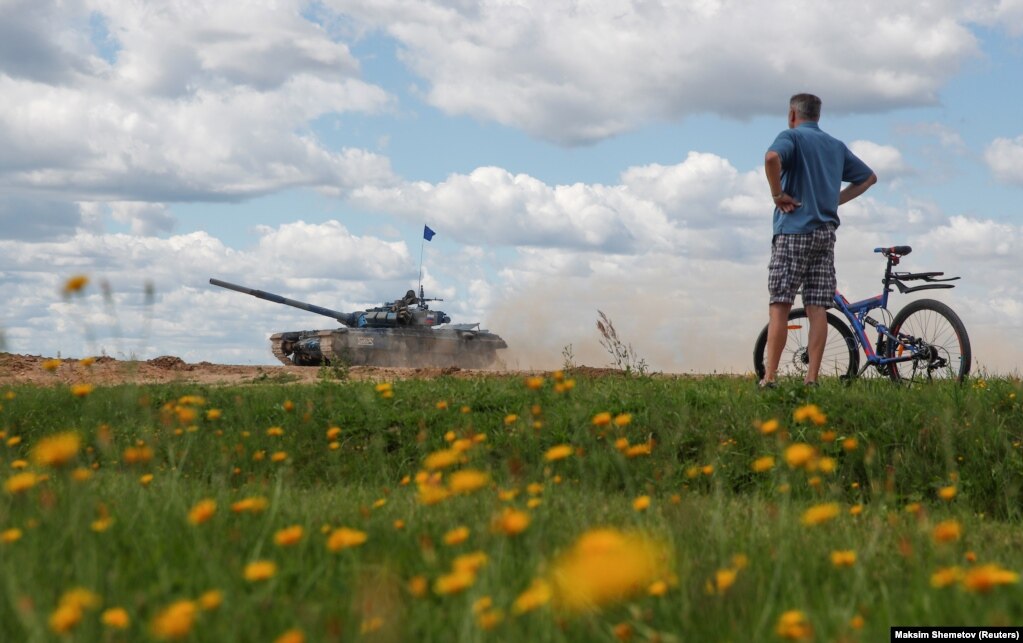 NjÃ« burrÃ« shikon njÃ« tank tÃ« tipit T-72 BE tÃ« drejtuar nga njÃ« ekuipazh nga Rusia gjatÃ« LojÃ«rave NdÃ«rkombÃ«tare tÃ« UshtrisÃ«, qÃ« janÃ« mbajtur nÃ« Alabino, nÃ« periferi tÃ« MoskÃ«s.