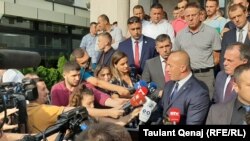 Ramuš Haradinaj, lider Alijanse za budućnost, u razgovoru sa novinarima nakon podnošenja ostavke na poziciju premijera Kosova 19. jula 2019. U izveštaju "Reportera bez granica" se podseća da je Haradinaj novinare nazvao "plaćenicima".