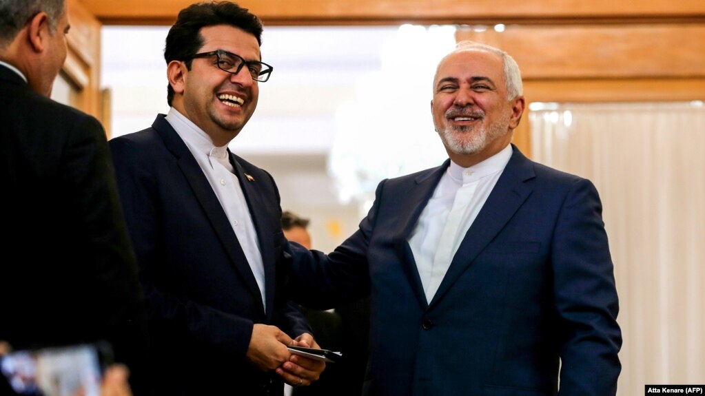عباس موسوی (چپ) در کنار وزیر خارجه