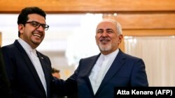 Iranian Foreign Minister Mohammad Javad Zarif (R) speaks with ministry spokesman Abbas Mousavi in the capital Tehran, June 10, 2019. File photo