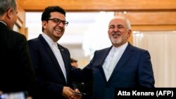 Iranian Foreign Minister Mohammad Javad Zarif (R) speaks with ministry spokesman Abbas Mousavi in the capital Tehran, June 10, 2019