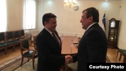 Мэр Ташкента Рахмонбек Усманов (справа) и посол Кыргызстана в Узбекистане Данияр Сыдыков. Ташкент, 11 января 2017 года. Фото с сайта МИД Кыргызстана.