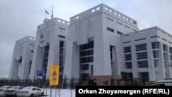 У здания суда казахстанской столицы.