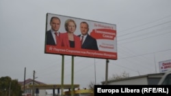 Реклама, которую развесили в гагаузском Комрате, на которой появились лидеры ПСРМ со слоганом «За Молдову в Таможенном Союзе. Это лучшее решение», ноябрь 2014.