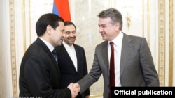 Armenia - Prime Minister Karen Karapetian meets with Ambassadors Seyyed Kazem Sajjad (C) of Iran and Muhammetniyaz Mashalov (L) of Turkmenistan in Yerevan, 9Jan2016.