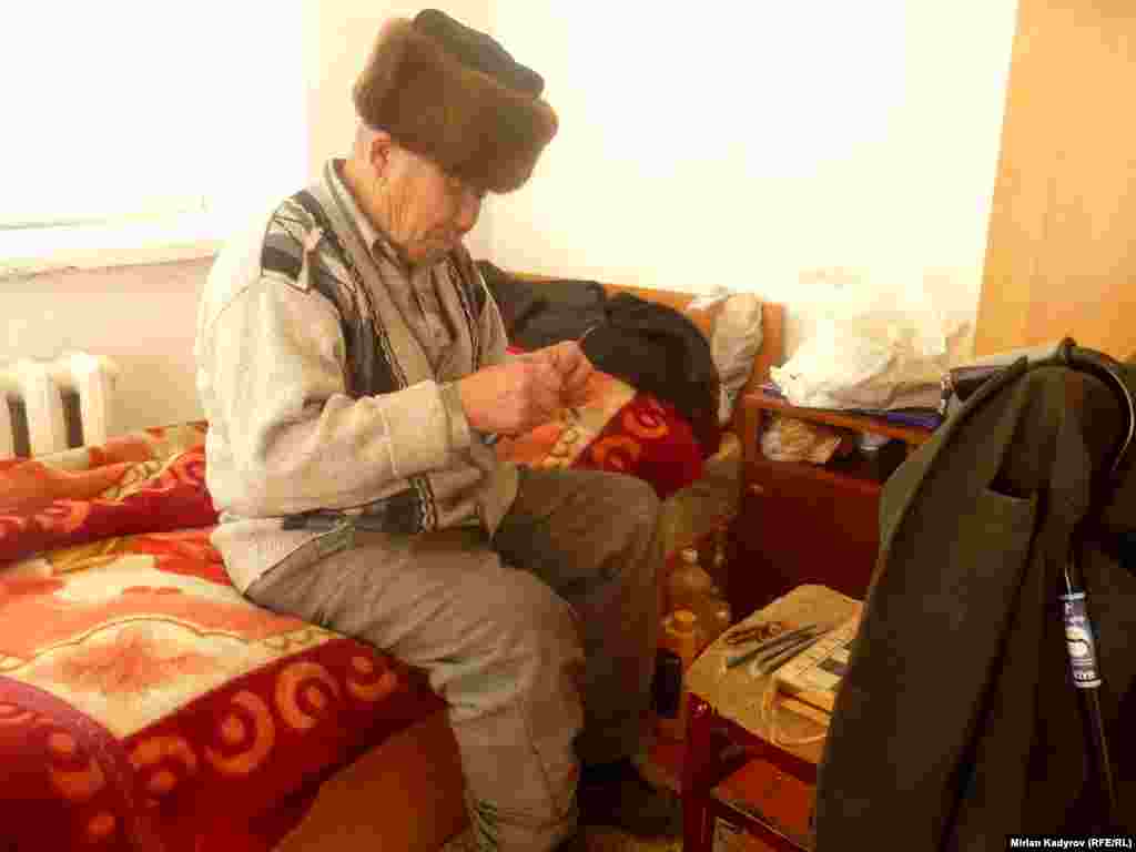 Дом престарелых в Нарыне был учрежден в 2006 году при поддержке «Красного полумесяца». 