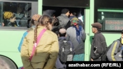 Şäher awtobuslarynda dyknyşyk bolýar. Türkmenabat (arhiw suraty). 