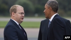 Президента США в Таллине встречает министр иностранных дел Эстонии Урмас Паэт, 3 сентября 2014