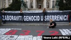 Beograd: Sveće za žrtve genocida u Srebrenici