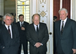 Ukrainian President Leonid Kravchuk (left), Belarusian leader Stanislau Shushkevich (center), and Russian President Boris Yeltsin on December 8, 1991, after signing an agreement establishing the Commonwealth of Independent States.