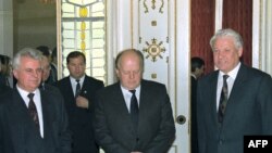 Леонид Кравчук (слева), Станислав Шушкевич и Борис Ельцин, Беловежская пуща, 8 декабря 1991