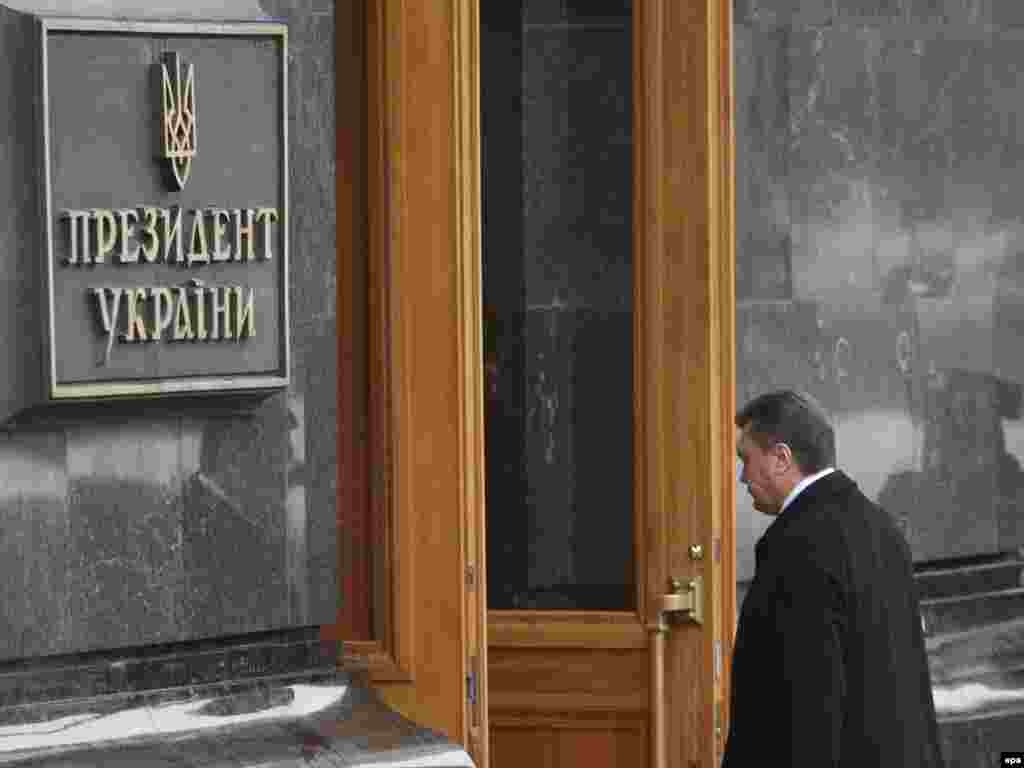  Viktor Janukovič ulazi u predsjednički ured u Kijevu, nakon inauguracije.