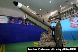 Министр обороны Ирана Амир Хатами стоит рядом с иранской ракетой малой дальности нового поколения «Fateh-mobin». Тегеран, 13 августа 2018 г года