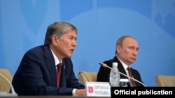 Президент Кыргызстана Алмазбек Атамбаев и глава России Владимир Путин во время саммита ШОС в Бишкеке. 13 сентября 2013 года