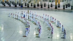 Верующие, соблюдающие правила социального дистанцирования, во время молитвы в мечети Мекки.