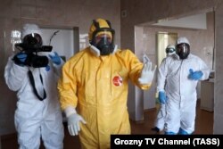 Kadirov je nosio zaštitno odelo u delu posete bolnici u Groznom 20. aprila…