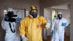 Кадиров в жовтому захисному костюмі відвідує лікарню для пацієнтів з підозрою на COVID-19. Грозний, 20 квітня 2020 року