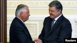 Госсекретарь США Рекс Тиллерсон и президент Украины Петр Порошенко. Архивное фото.
