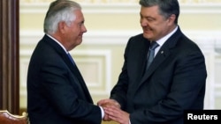 Пётр Порошенко и Рекс Тиллерсон