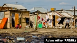 Arxiv fotosu: Balaxanıda neft gölməçələri yaxınlığında sənədsiz evlər. 