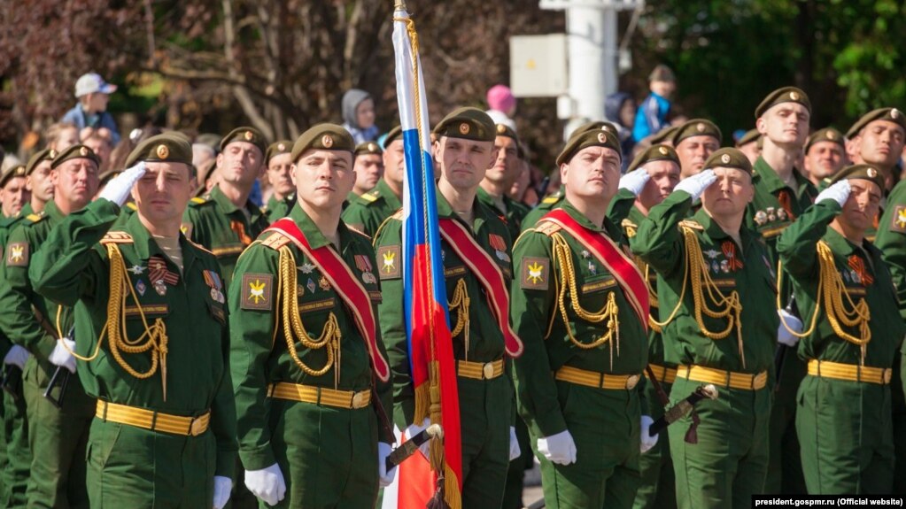 Militari ruși la parada de la Tiraspol