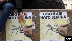 Beograd: Posteri koji pozivaju na proteste protiv NATO-a, jun 2011.