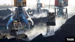 Разгрузка угля а порту. Иллюстративное фото